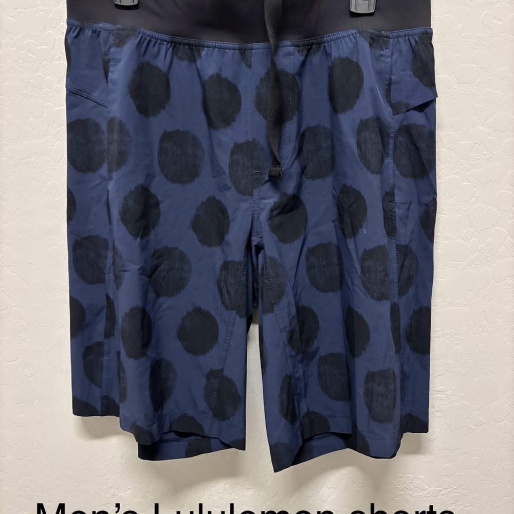 Lululemon Athletica Men's Navy and Black Patterned Shorts